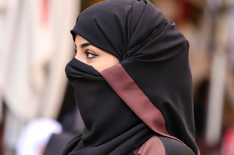 कॉलेज की क्लास में हिजाब पहने लड़की ने पढ़ा नमाज..वीडियो सामने आने के बाद दिए गए जांच के आदेश