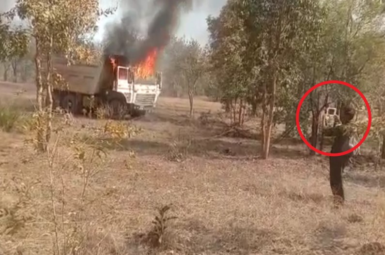 दहशत फैलाने नक्सलियों की नई युक्ति, वाहनों को आग के हवाले कर बनाया वीडियो, फिर दिखाया ग्रामीणों को