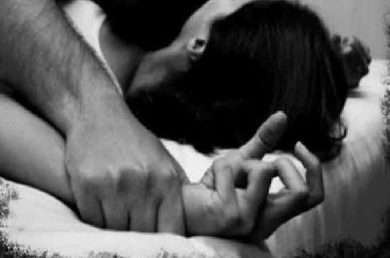 Sleeping Bhai Behan Sex - Girl Having Sex with 4 Persons in Same Time, Younger Sister Seen