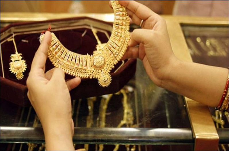 4 हजार रुपए सस्ता हुआ सोना, आज फिर कीमतों में हुई बड़ी गिरावट, चांदी का भी दाम लुढ़का