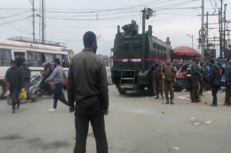 श्रीनगर में ग्रेनेड हमला: पुलिसकर्मी समेत 20 लोग घायल, एक नागरिक की मौत