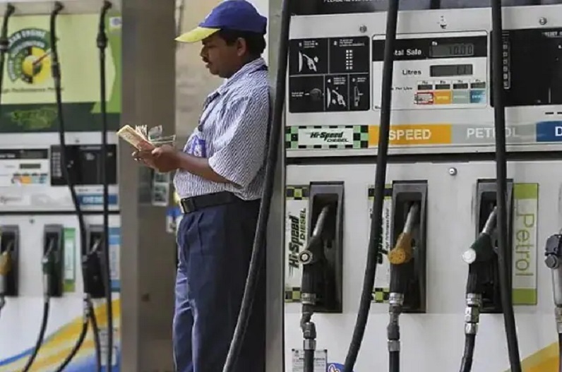 Petrol-Diesel Price Today: तेल कंपनियों ने जारी किए आज के पेट्रोल-डीजल के दाम, यहां चेक करें रेट