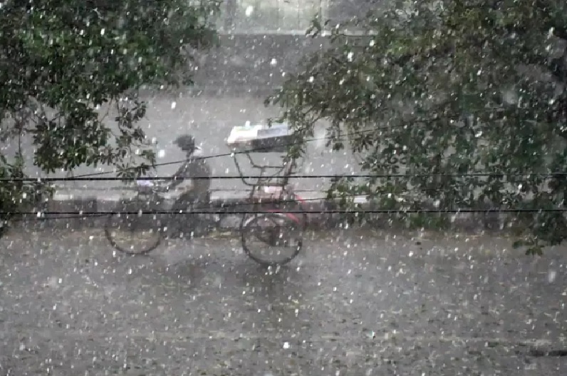 केशकाल में तेज हवाओं के साथ हो रही मूसलाधार बारिश, कई घरों-दुकानों के शेड उड़े