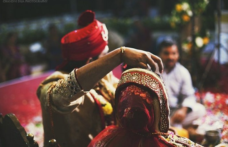 मांग सिंदूर भरने से पहले खुल गई दुल्हन की पोल, शादी में पहुंचा था आशिकों का जत्था, खुद की शादी में युवती ने काटा बवाल