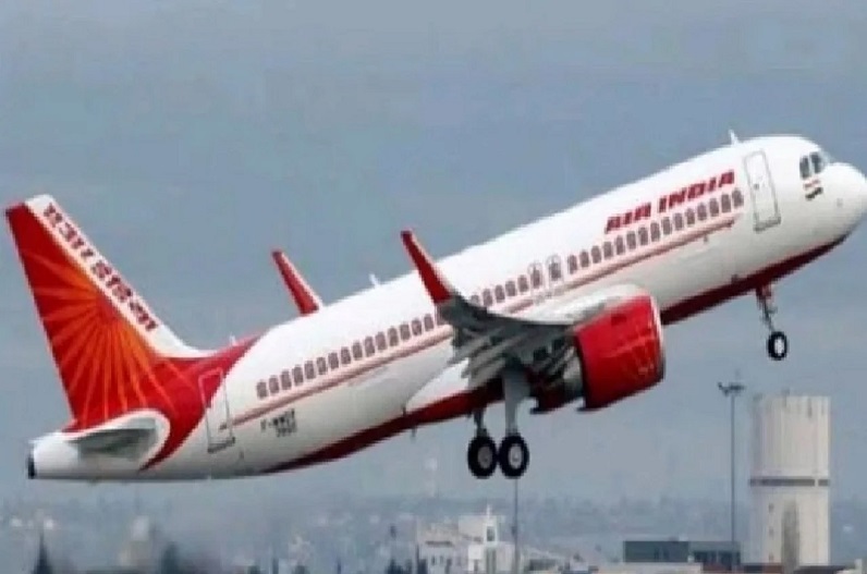 ट्रैक्टर से टकराया एयर इंडिया का विमान, बाल-बाल बची यात्रियों की जान, मामले में जांच के आदेश