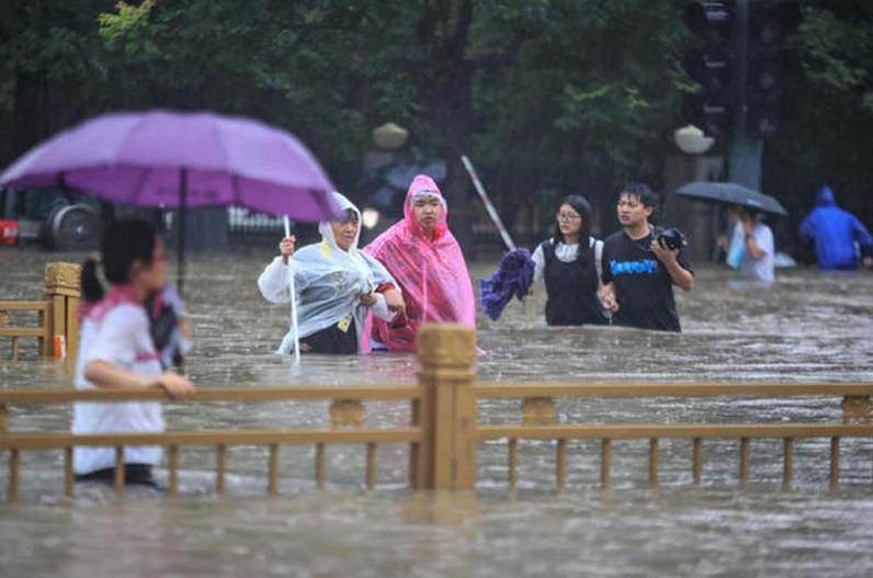 बारिश और बाढ़ ने मचाई तबाही..  अब तक 340 से ज्यादा लोगों की मौत, कई लापता