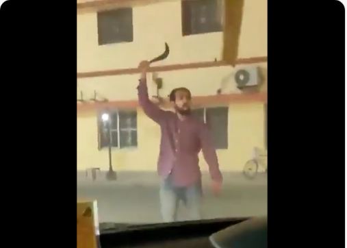 गोरखनाथ मंदिर में धारदार हथियार लेकर घुसने का प्रयास, शख्स ने किया पुलिस पर हमला, गृह विभाग ने गंभीर साजिश बताया.. देखें वीडियो