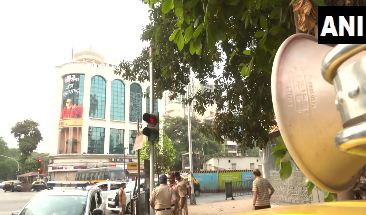आखिरकार मुंबई में बजने लगा लाउडस्पीकर पर ‘हनुमान चालीसा’, शिवसेना कार्यालय के सामने MNS कार्यकर्ता गिरफ्तार