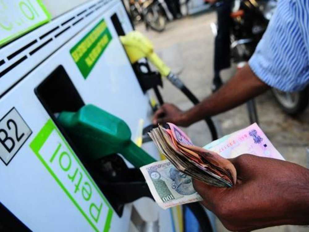 यहां 1 रुपए में बिका पेट्रोल, खरीदने टूट पड़े लोग, भीड़ को काबू करने बुलानी पड़ी पुलिस