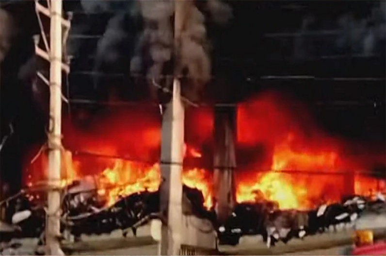 दिल्ली : भीषण अग्निकांड में 27 लोग जिंदा जले, बढ़ सकता है आंकड़ा, रेस्क्यू में जुटी NDRF की टीम