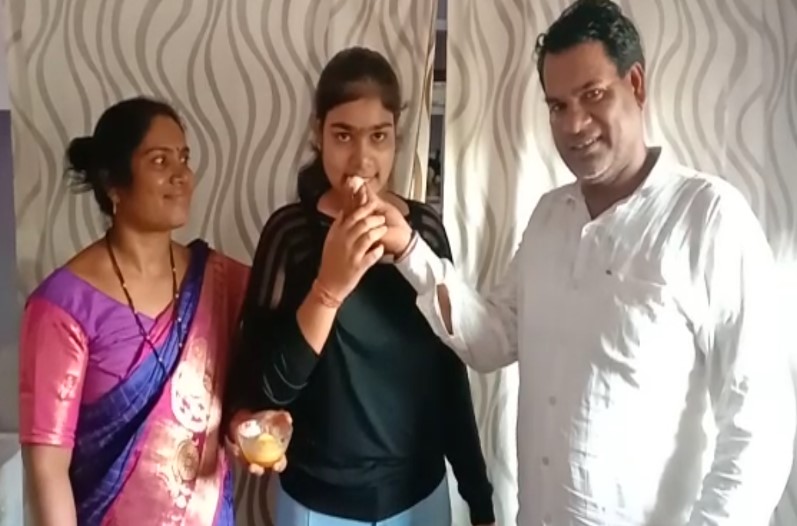 जांजगीर-चांपा: किसान की बेटी गीतू चंद्रा ने 10वीं बोर्ड में पूरे प्रदेश में बनाया तीसरा स्थान, बनना चाहती है IAS, रोजाना करती है 7 घंटे पढ़ाई