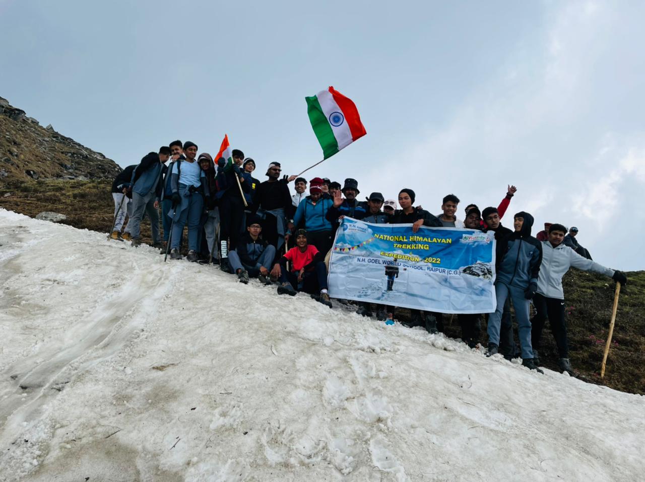 ‘NH Goel वर्ल्ड स्कूल’ के बच्चों ने रचा कीर्तिमान, सबसे ऊंची चोटी पर लहराया तिरंगा