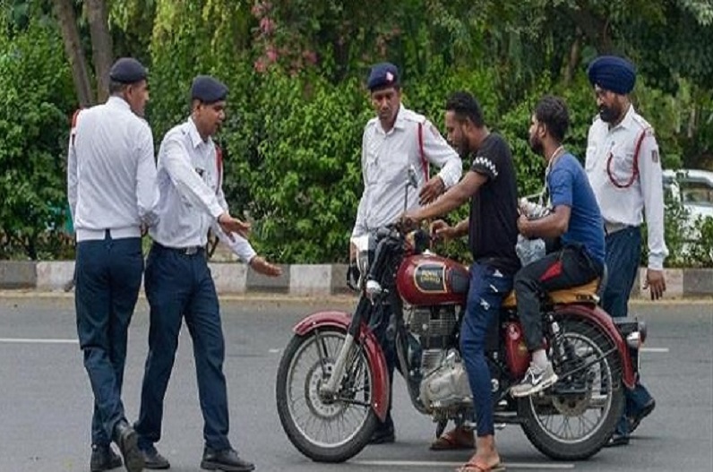 यातायात नियमों में दोबारा हुआ संशोधन, सीट बैल्ट नहीं लगाने पर 500 रुपए का जुर्माना, बिना हेलमेट के 250 की जगह अब इतना चुकाना पड़ेगा दंड