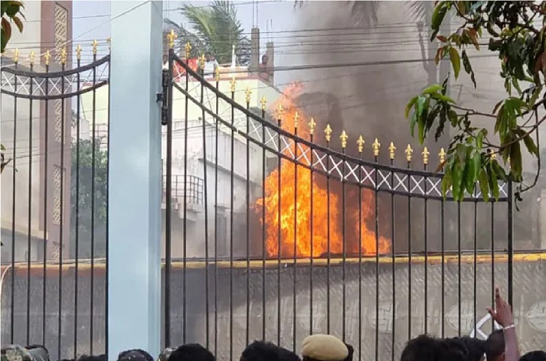 जिले का नाम बदलने पर गुस्साई भीड़ ने फूंका इस प्रदेश के परिवहन मंत्री का घर, कई पुलिसकर्मी घायल