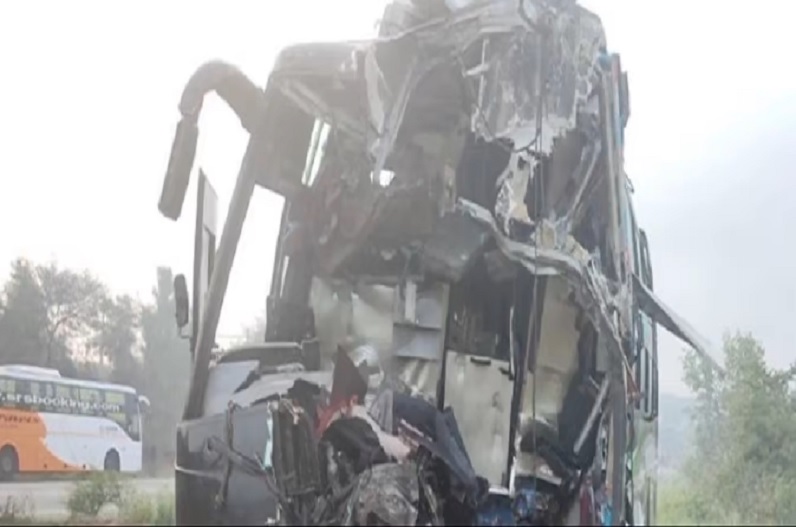 Hubli Accident: बस और लॉरी में जोरदार टक्कर, उड़े परखच्चे, 7 लोगों की मौत, 26 घायल