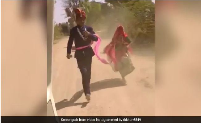 Watch Video: शादी के बाद दूल्हा-दुल्हन ने लगाई फर्राटेदार दौड़, गाड़ी के पीछे भागते आए नजर, घराती-बराती भी लगे पीछे