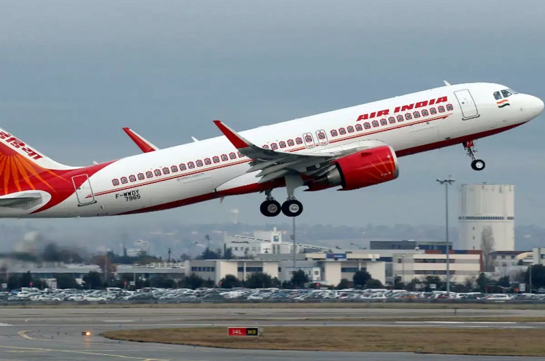 पायलटों के लिए नई नीति लेकर आई एयर इंडिया, सेवानिवृत्ति के बाद भी मिलेगी विमान उड़ाने की अनुमति
