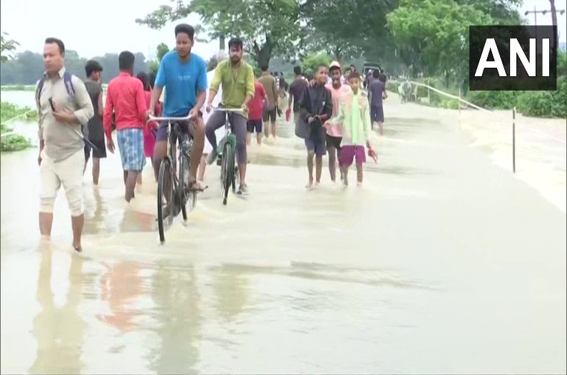 असम में आफत की बारिश, भारी बारिश के चलते अब तक 54 की मौत, मौसम विभाग ने इन राज्यों में दी मूसलाधार बारिश की चेतावनी