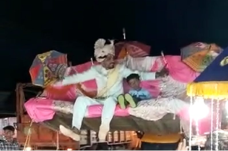 बुलडोजर लेकर दुल्हन के घर पहुंचा दूल्हा, दंग रह गए शादी समारोह में पहुंचे लोग, जाने क्या हुआ आगे