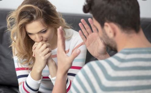 गुस्से में है गर्लफ्रेंड तो कभी ना बोलें ये 5 बातें, वरना रिश्ता टूटने में नहीं लगेगी देर!