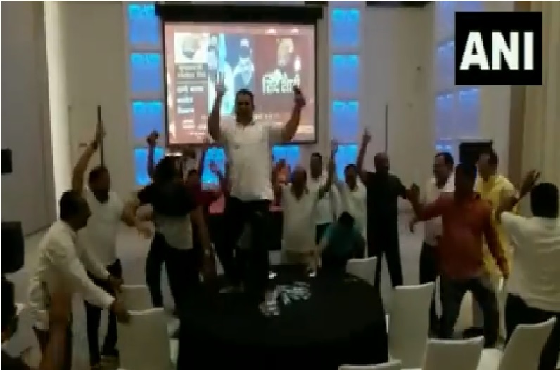 जैसे ही हुआ शिंदे को सीएम बनाने का ऐलान, टेबल पर खड़े होकर समर्थकों ने किया डांस, देखें Video