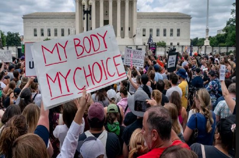 गर्भपात को लेकर सुप्रीम कोर्ट का नया फैसला, महिलाओं के 50 साल के अधिकार को किया खत्म