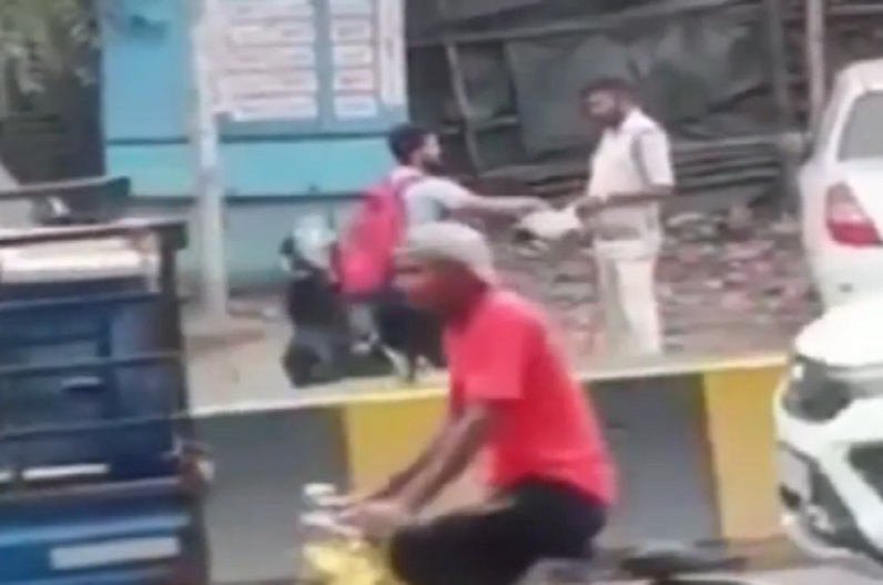 VIDEO: कैमरे में कैद हुआ रिश्वतखोर पुलिसकर्मी, रिश्वत लेने का ये अंदाज शायद ही आपने देखा होगा
