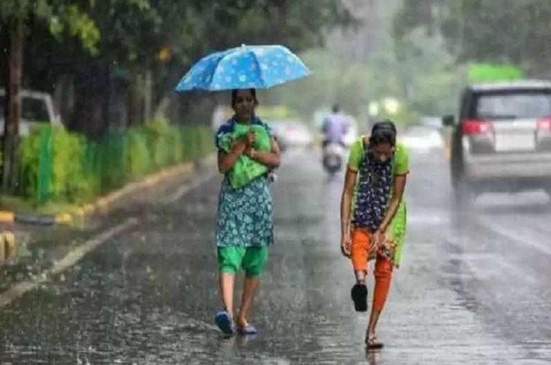 देश में बारिश और बाढ़ के कहर के बीच मौसम विभाग की चेतावनी, घर से नहीं निकले बाहर