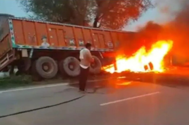 रफ्तार का कहर, डिवाइडर से टकराने के बाद ट्रक बना आग का गोला, जिंदा जला युवक