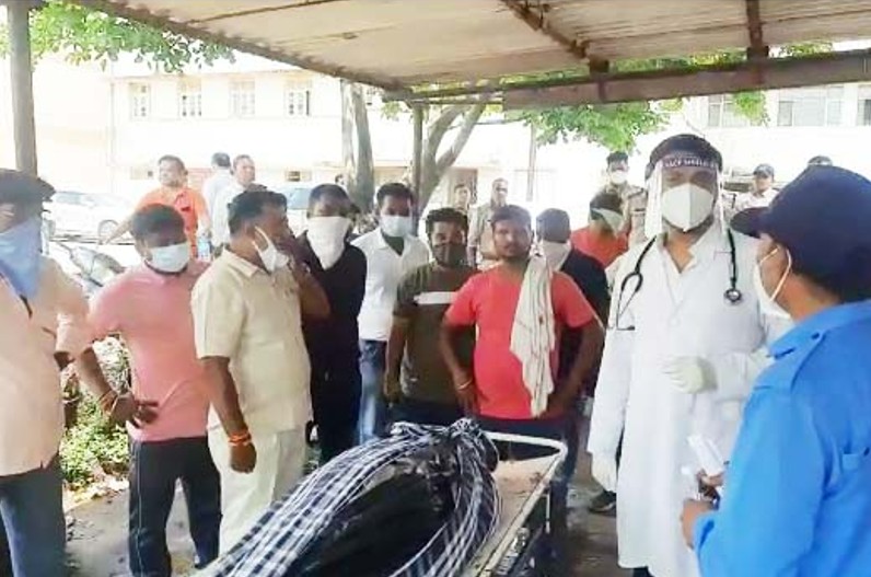 जबलपुर में कोरोना मरीज की मौत, विधि-विधान से अंतिम संस्कार न करने पर परिजनों ने किया हंगामा
