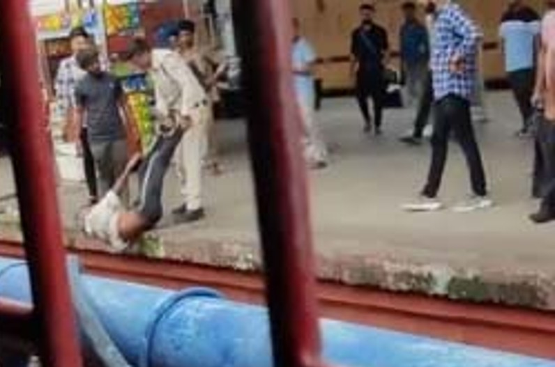 Watch: बुजुर्ग के साथ पुलिसवाले का ऐसा बर्ताव देख हैरान रह जाएंगे आप, पहले तो लातों से मारा फिर रेल पटरी पर….
