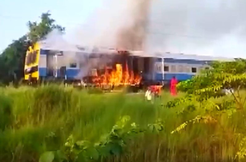 चलती पैसेंजर ट्रेन के इंजन में लगी आग, आग की लपटें देख यात्रियों में मची अफरातफरी