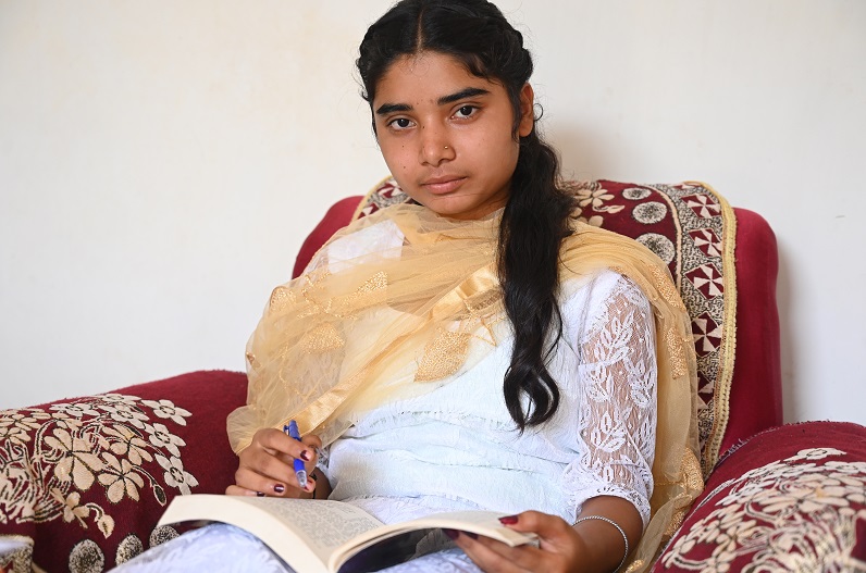 IBC24 Swarn Sharda Scholarship 2022 : कच्चा बादाम का ठेला लगाने वाले की बेटी नेहा बनेगी डॉक्टर, ‘स्वर्ण शारदा’ करेगी सपने को साकार