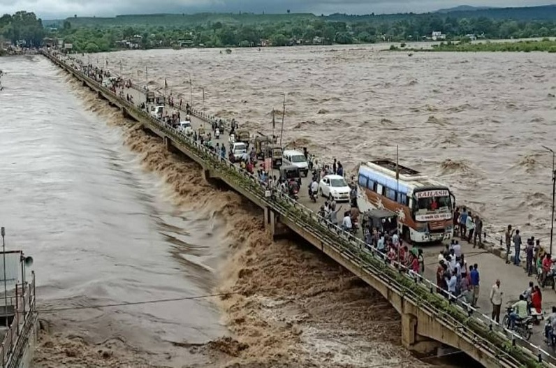 Weather Update Today : मध्यप्रदेश समेत इन राज्यों में भारी बारिश की चेतावनी जारी, उफान पर नदियां, रद्द हुई कई ट्रेनें