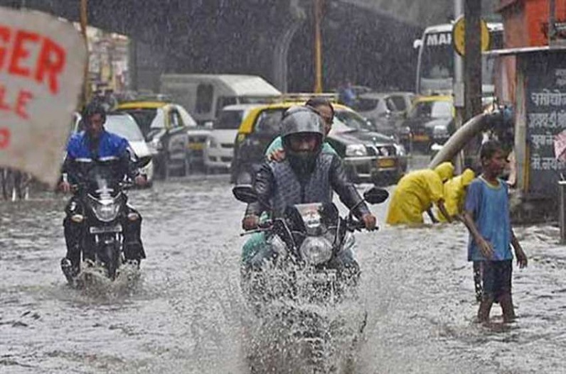 बारिश के थमने के बाद बाइक चालक नहीं करें ये गलती, यहां दो लोगों ने गंवाई जान, एक की गड्ढे में मिली लाश