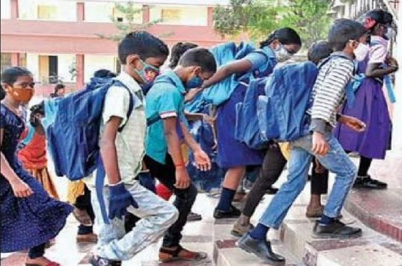 स्कूल बैग्स के वजन को लेकर बाल संरक्षण आयोग ने किया निरीक्षण , प्रदेश के कई स्कूलों में पहुंची आयोग की टीम