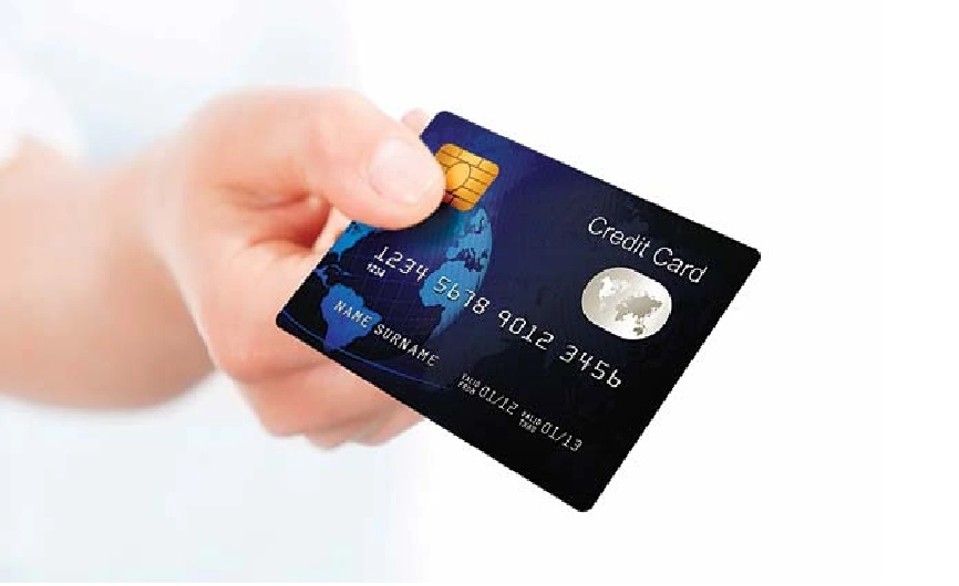 क्रेडिट कार्ड का करते हैं इस्तेमाल तो रहें अलर्ट, न करें ऐसी गलतियां नहीं, तो चुकाना पड़ेगा लाखों का जुर्माना