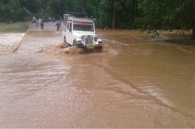 इस जिले में 9 घंटे से हो रही लगातार बारिश, कई नदी नाले उफान पर, गांवों से संपर्क टूटा