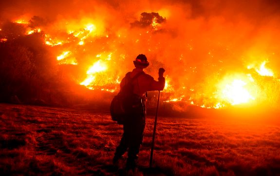 यहां जंगल में लगी भीषण आग, हजारों लोगों को घर छोड़ने का आदेश जारी