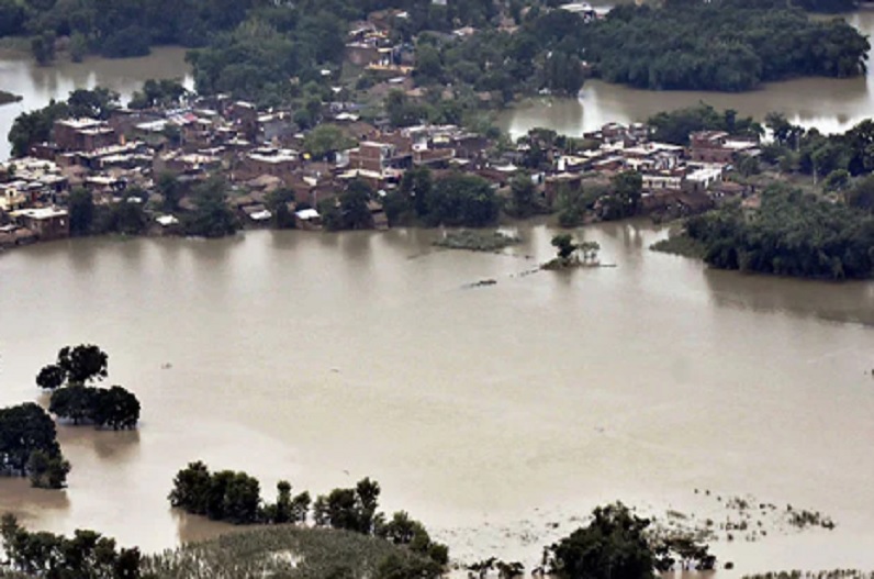बाढ़ ने मचाया तबाही, कई मकान नदी में समाया, करीब दो लाख परिवार हुए प्रभावित