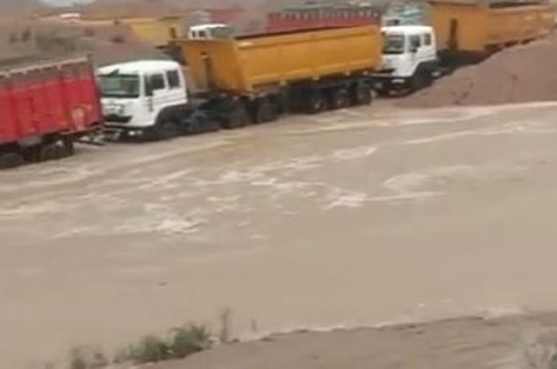 भारी बारिश के बीच इस नदी में हो रहा था अवैध उत्खनन, वाहनों को डूबता देख सब छोड़ भाग खड़े हुए ड्राइवर