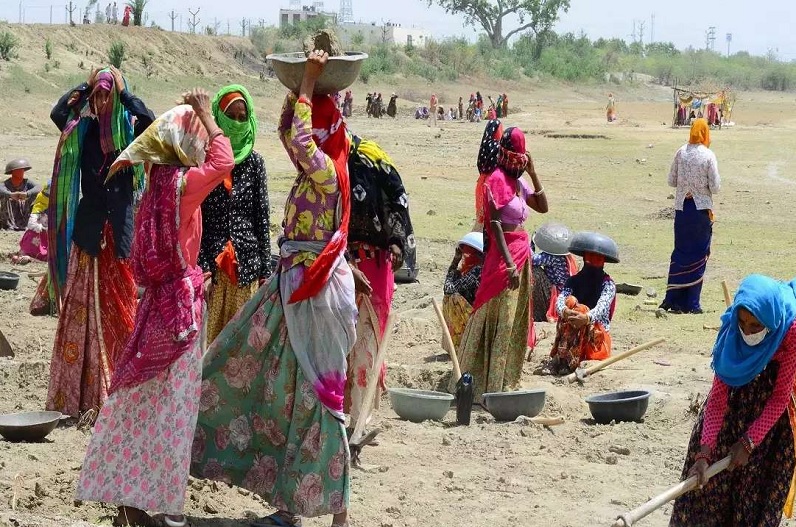 राज्य के निलंबित IAS अधिकारी की फिर बढ़ी मुश्किलें, मनरेगा धनराशि में हेरफेर करने का लगा आरोप !!