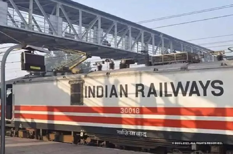 Indian Railways Update: रेल यात्री ध्यान दें! घने कोहरे में Railway ने बदला इन ट्रेनों का टाइम, यहां देखें देरी से चलने वाली ट्रेनों की लिस्ट