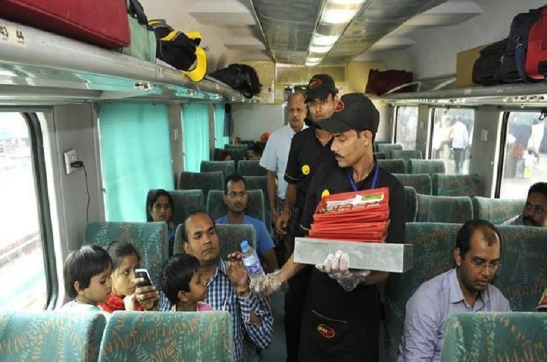 रेलवे यात्रियों को बड़ी खुशखबरी, अब मात्र इतने रुपये में मिलेंगे चाय-पानी