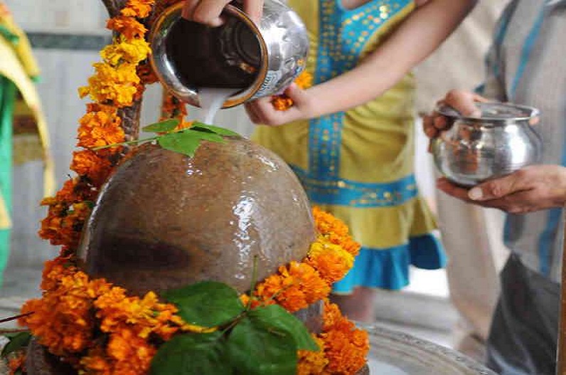 सावन का पहला सोमवार कल, भगवान शिव को अर्पित करें ये चीज, खुल जाएगी आपकी किस्मत