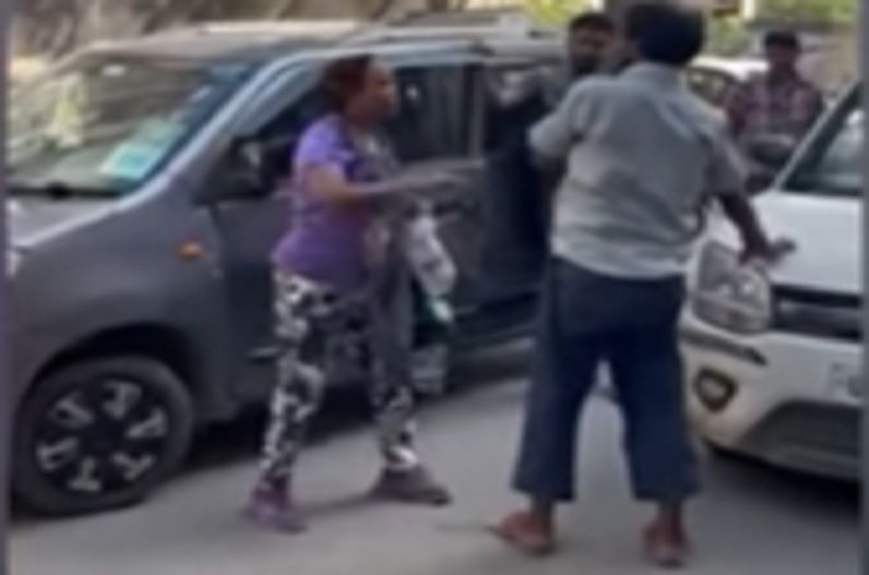 इतनी सी बात पर महिला ने ई-रिक्शा चालक के साथ कर डाला यह कांड, वायरल वीडियो देख उड़ जाएंगे होश