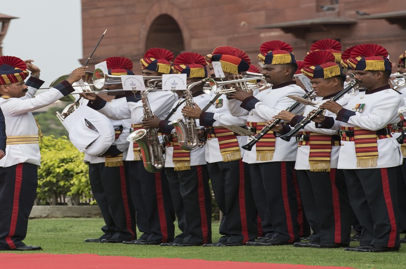 भारतीय सेना के बैंड ने डल झील पर देशभक्ति गीत बजाकर बांधा समा, जमकर झूमे लोग