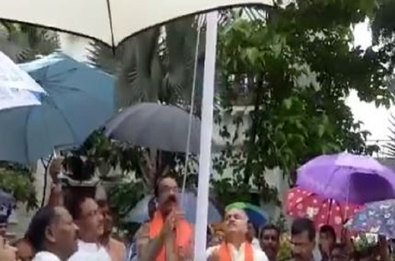 BJP कार्यालय में प्रदेश अध्यक्ष अरुण साव ने किया ध्वजारोहण, पार्टी के अन्य नेता रहे मौजूद