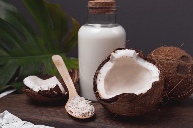 आप भी चाहते हैं अच्छी हेयर ग्रोथ तो नारियल दूध का करें इस्तेमाल, जानिए बालों में कैसे करें अप्लाई