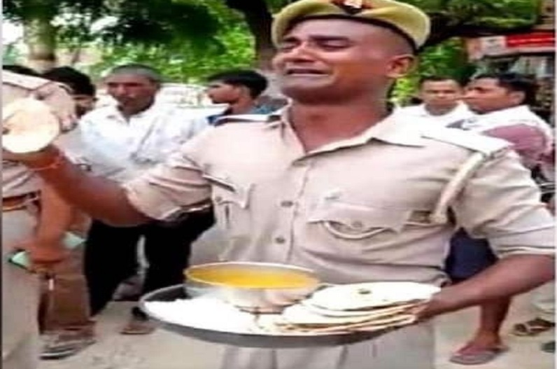Viral Video: मेस का खाना थाली में लेकर फूट-फूटकर रोया पुलिस कॉन्स्टेबल, कहा- जानवर भी नहीं खाएंगे ऐसा घटिया खाना, शिकायत करने पर देते हैं ऐसी धमकी